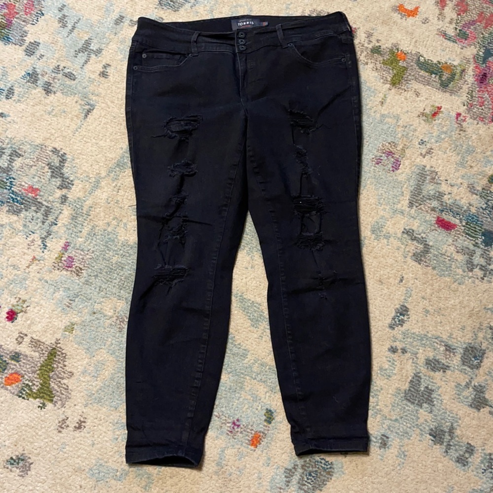 Black distressed ripped skinny’s